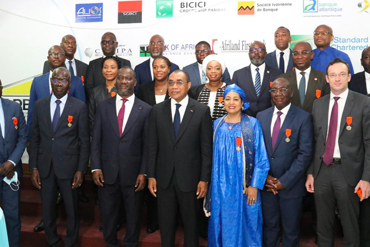 Distinction de 21 membres de l’APBEF-CI Le Ministre Adama Coulibaly : « Le marché bancaire ivoirien connaît une croissance de 15% » « Le marché bancaire ivoirien s’affiche à 16 983 milliards de FCFA en 2021 contre 14 727 en 2020 » « Les taux de croissance