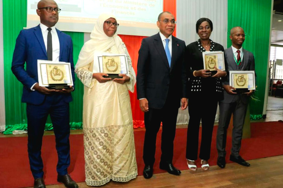 Prix national d’excellence 2022 : Le Ministre Adama Coulibaly récompense les lauréats classés 2è et 3è de son département ministériel